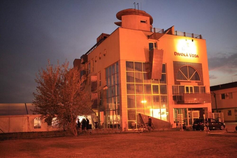 Hotel&Park Divoká Voda Bratislava Esterno foto